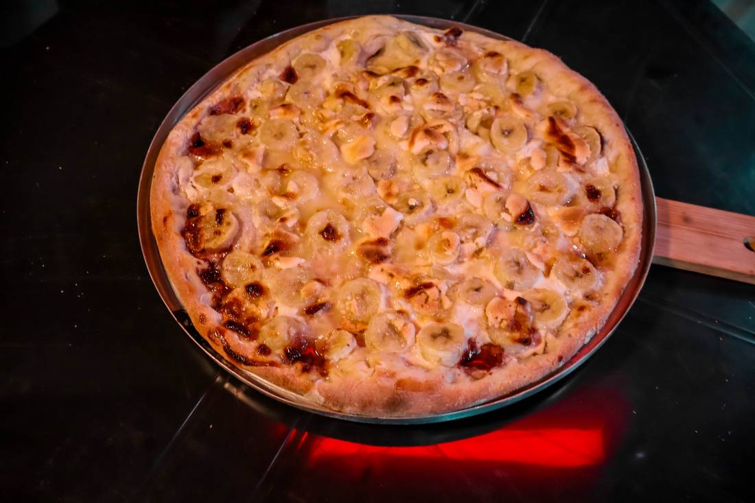 Pizza na forma, saindo do forno