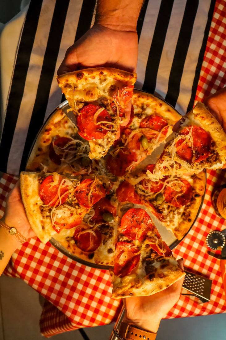 Fatia de pizza puxando queijo